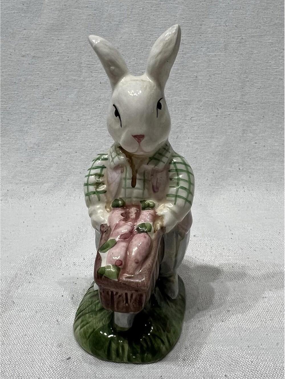 VTG Anthropomorphic Mr Rabbit Ceramic figurine Holding Carrot Wheel Barrel ￼